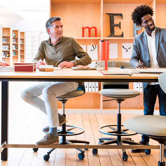 Ruangan kerja minimalis dengan meja tinggi