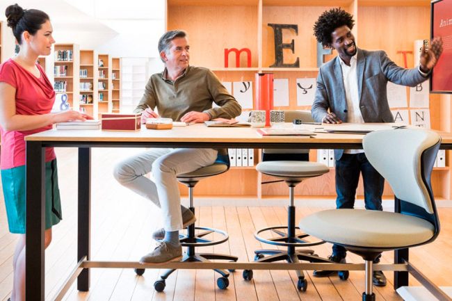 Ruangan kerja minimalis dengan meja tinggi