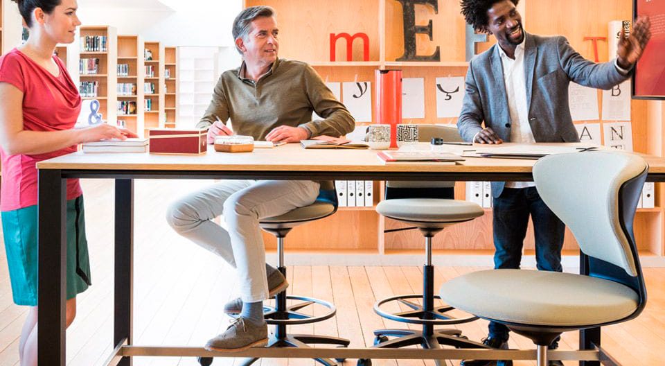 Ruangan kerja minimalis dengan meja tinggi