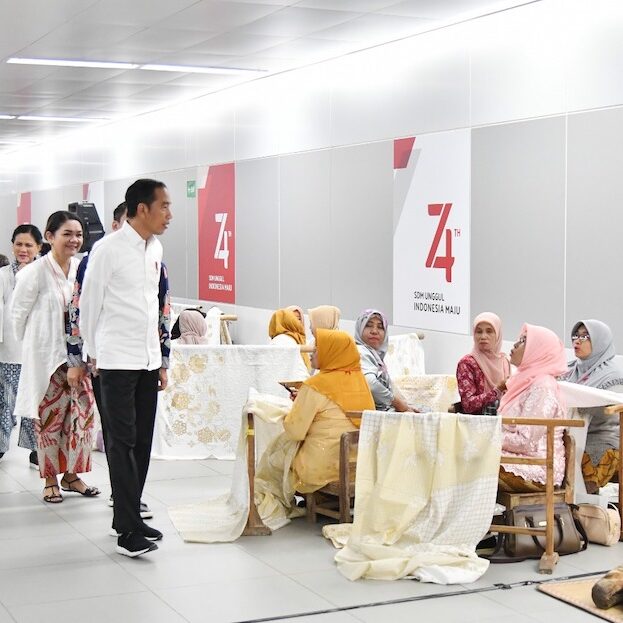 Logo ke 74 Kemerdekaan Republik Indonesia dan Joko Widodo