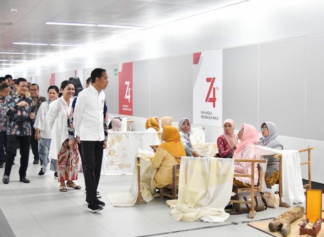 Logo ke 74 Kemerdekaan Republik Indonesia dan Joko Widodo