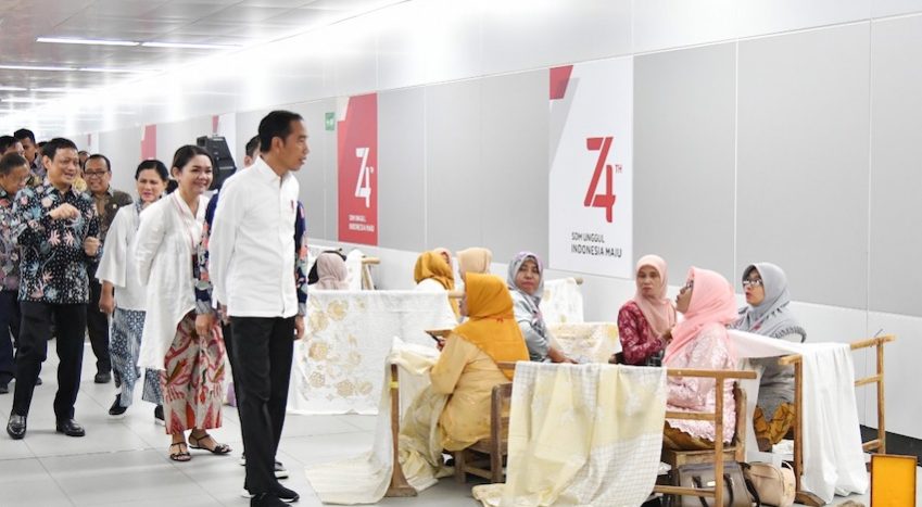 Logo ke 74 Kemerdekaan Republik Indonesia dan Joko Widodo