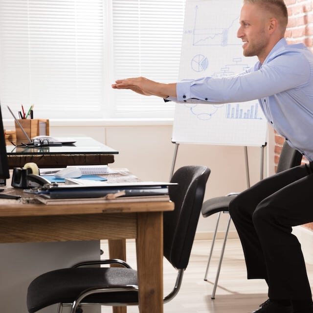The Desk Squat | 13 Olahraga Ringan di Kantor Yang Bisa Kamu Lakukan Sekarang