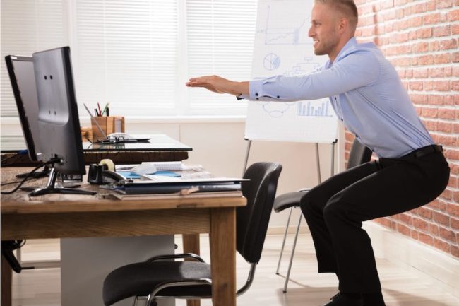 The Desk Squat | 13 Olahraga Ringan di Kantor Yang Bisa Kamu Lakukan Sekarang