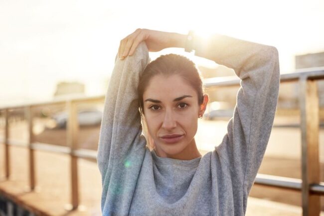 Triceps stretch | 13 Olahraga Ringan di Kantor Yang Bisa Kamu Lakukan Sekarang