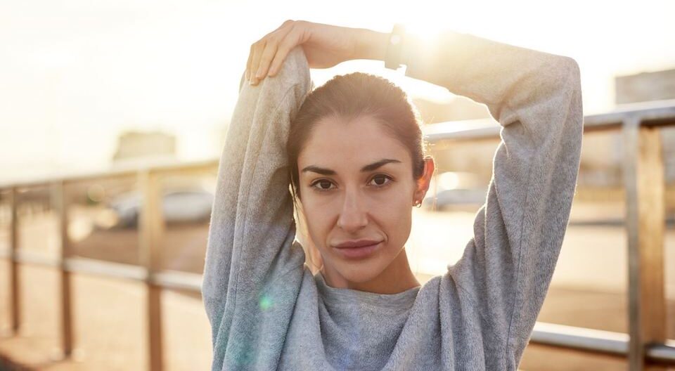 Triceps stretch | 13 Olahraga Ringan di Kantor Yang Bisa Kamu Lakukan Sekarang