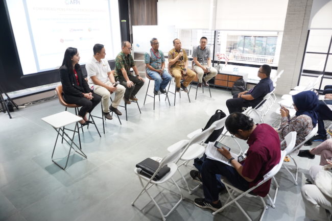 12 Kebiasaan Buruk Yang Harus Dihindari Di Kantor 2