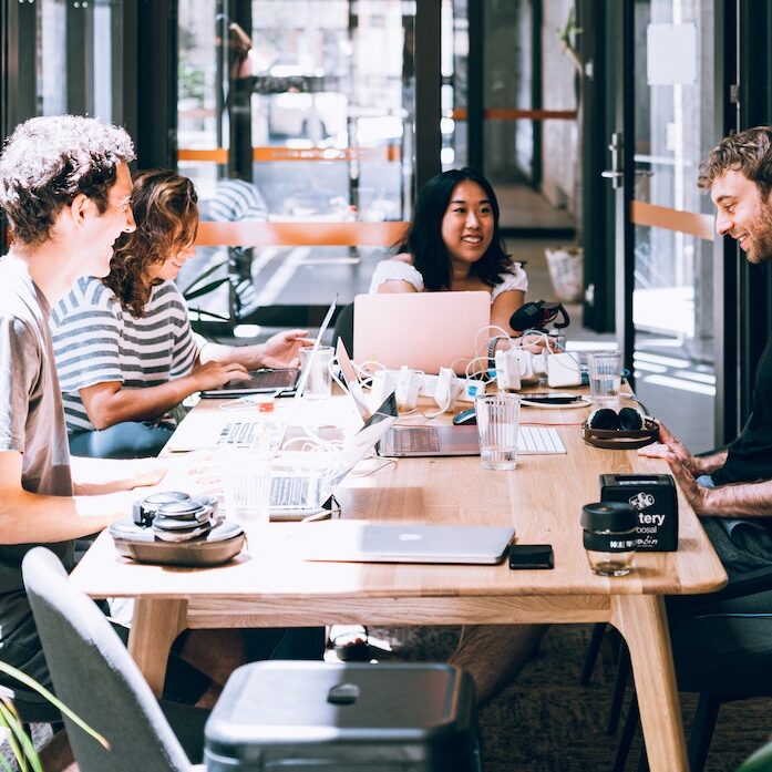 10 Fasilitas Meeting Room Yang Diperlukan Setiap Penyelenggara 1