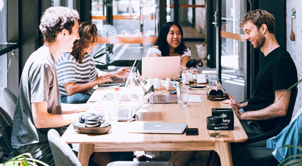 10 Fasilitas Meeting Room Yang Diperlukan Setiap Penyelenggara 1