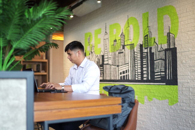Fasilitas Co-working Space Ruangan Terbuka
