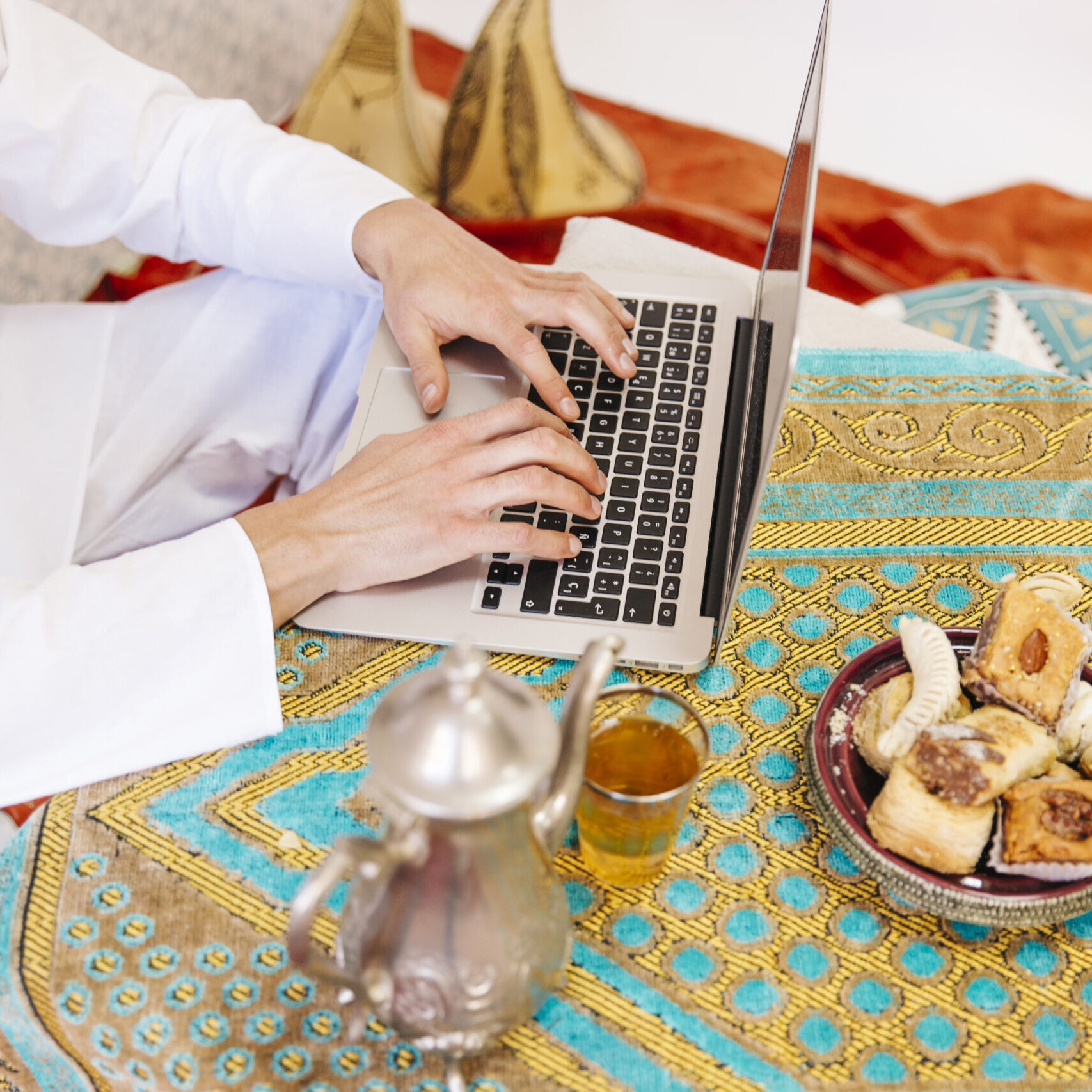 muslim-man-using-laptop (1)