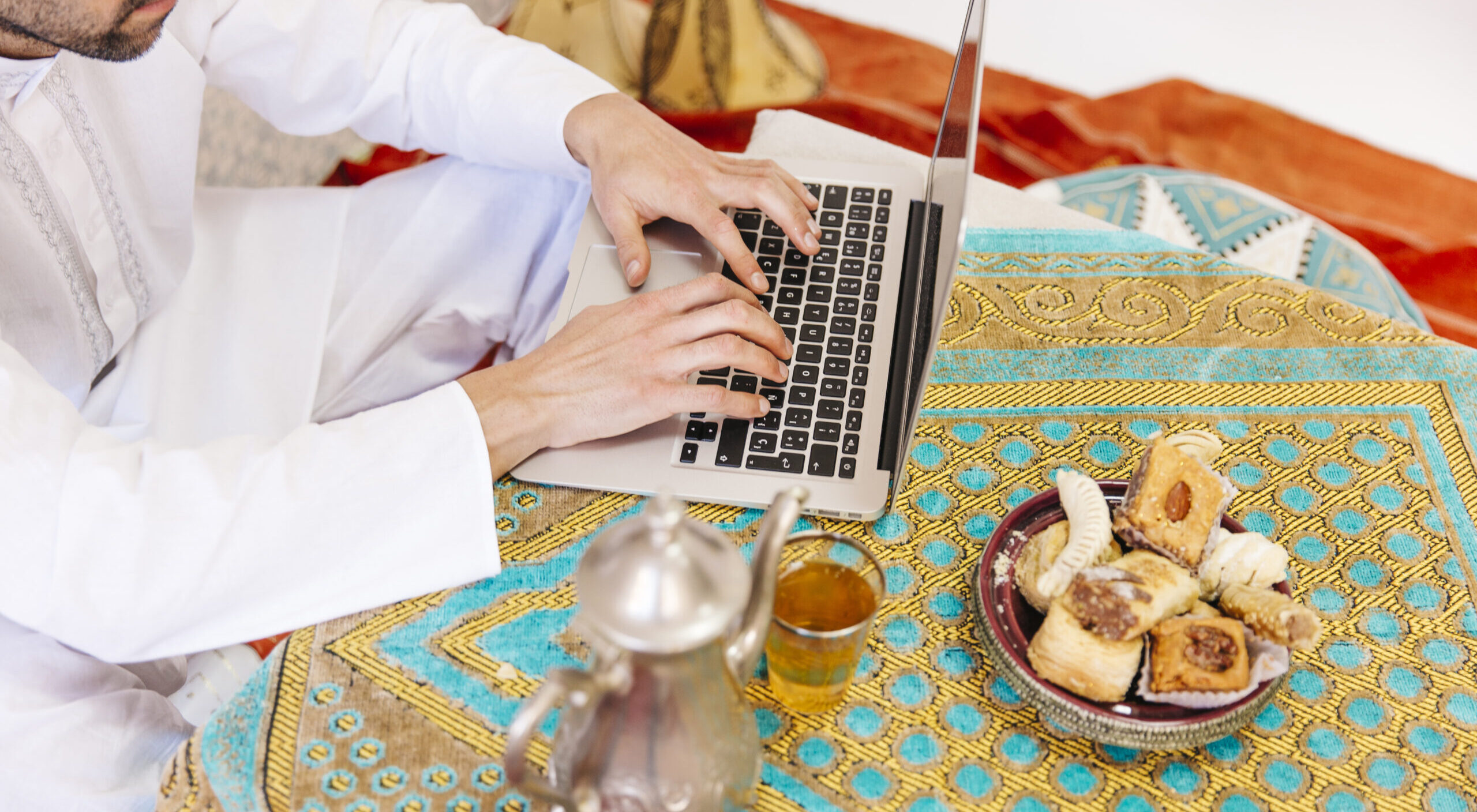 muslim-man-using-laptop (1)